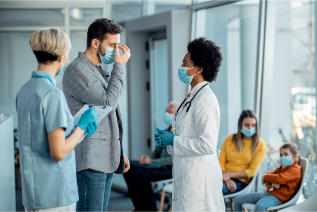 médicas atendendo paciente para representar o tema seguro internação hospitalar