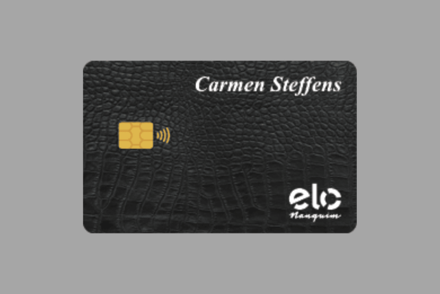 cartão Carmen Steffens Black em um fundo cinza
