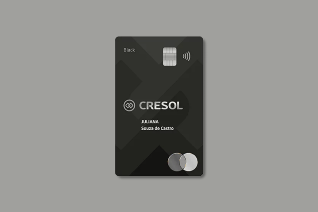 cartão Cresol Mastercard Black em um fundo cinza