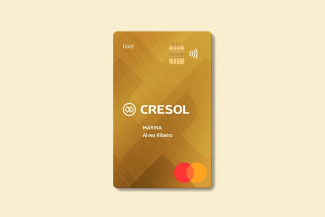 cartão Cresol Mastercard Gold em um fundo dourado