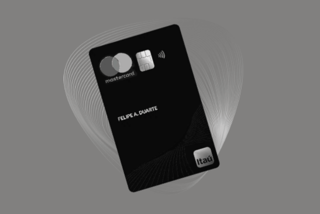 cartão Itaú Private The One Black em um fundo cinza