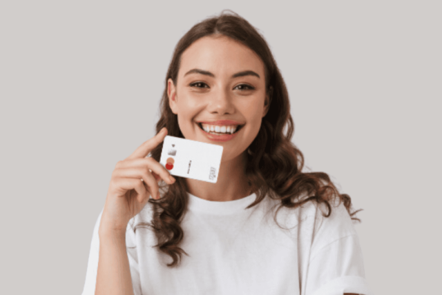 mulher segurando o cartão Itaucard Fast Shop Pay Platinum