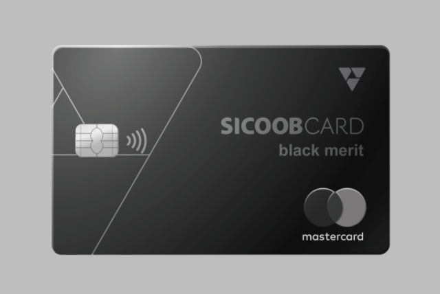 cartão Sicoobcard Black Merit em um fundo cinza