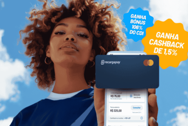 mulher com um celular na mão para representar o cartão recargapay