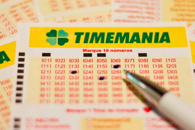 cartela do timemania com alguns números marcados e uma caneta