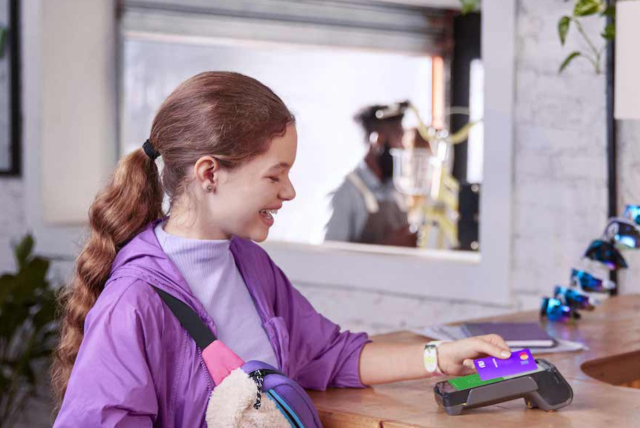 Adolescente usando cartão do Nubank - conta infantil do nubank