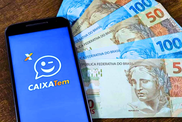 notas de dinheiro ao lado de celular no aplicativo caixa tem - abrir poupança caixa pelo celular