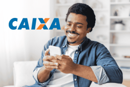 homem usando celular para abrir conta na caixa