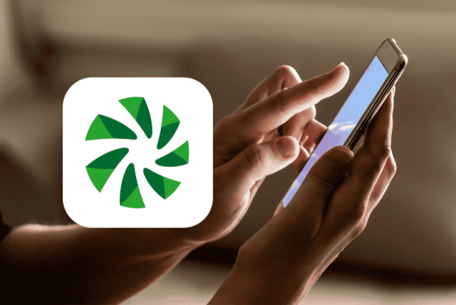 logotipo do aplicativo sicredi ao lado de duas mãos usando um celular