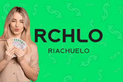 mulher segurando dinheiro para representar o empréstimo riachuelo