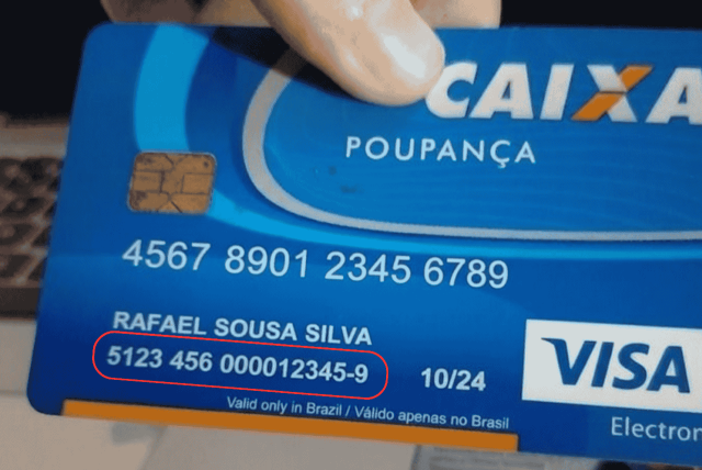 mão segurando cartão com destaque para o número da agência da Caixa
