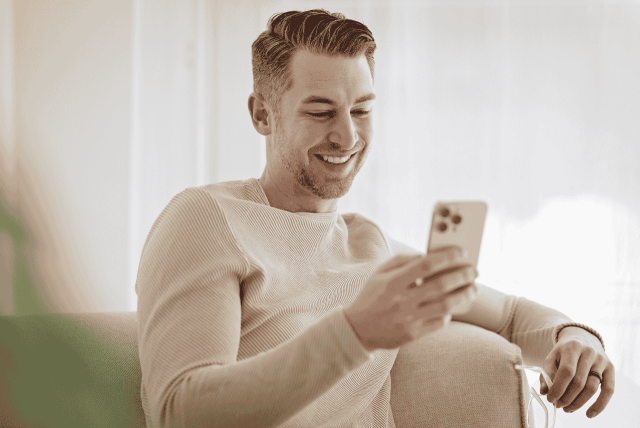 homem feliz usando o app renegocia pan