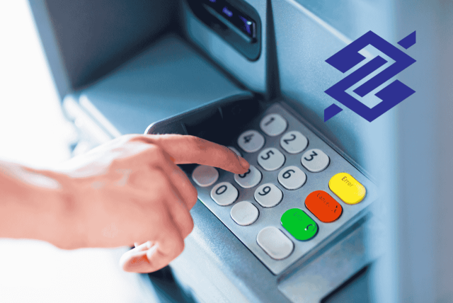 pessoa usando um atm para simbolizar Caixa Eletrônico Banco do Brasil perto de mim