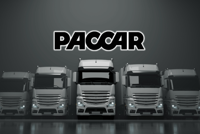 logotipo do banco paccar sobre diversos caminhões