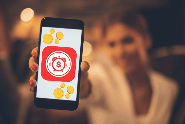 silhueta de uma mulher segurando um celular com o app Cash Alarm na tela