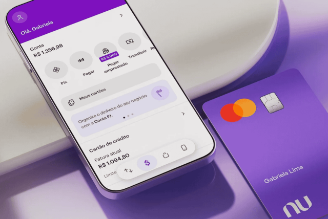 celular e cartão sobre uma mesa para representa rComo abrir conta no Nubank