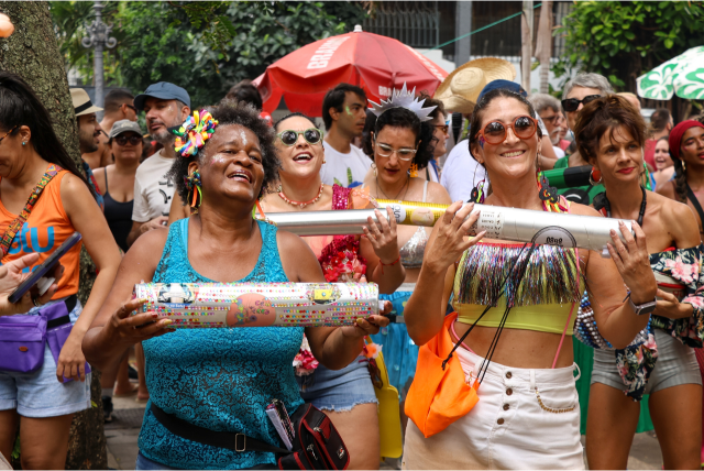 foliões se divertindo pois sabem como evitar golpes financeiros no carnaval