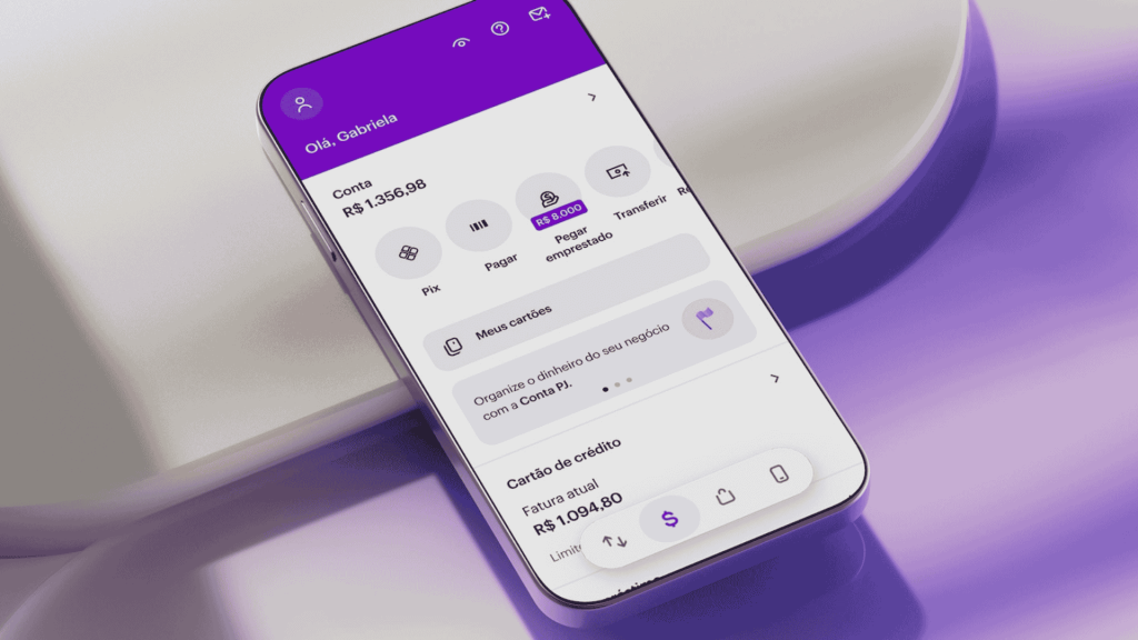 celular em um fundo roxo para demonstrar Como ver a senha do cartão Nubank