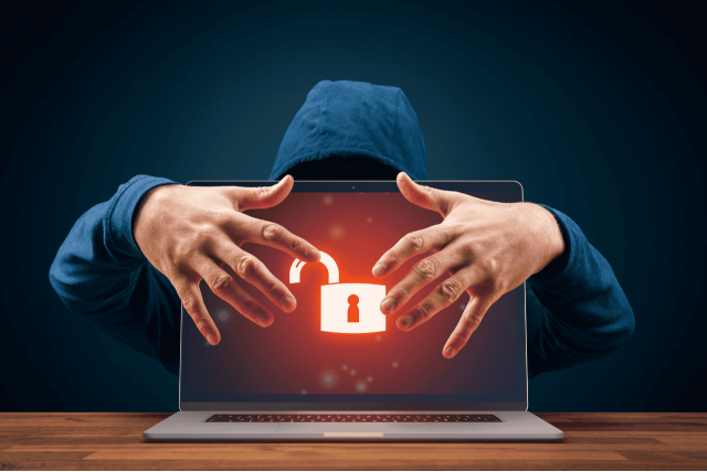um hacker fazendo Vazamento de senhas