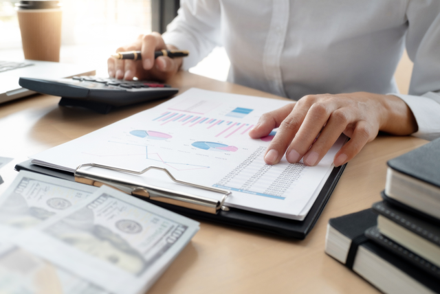 Os bancos que cobraram mais juros em empréstimo em 2025: Crefisa, Afinz, BMG e Midway Financeira