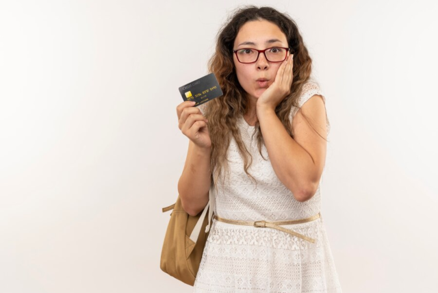 EITA! Metade da dívida dos brasileiros é de cartão de crédito