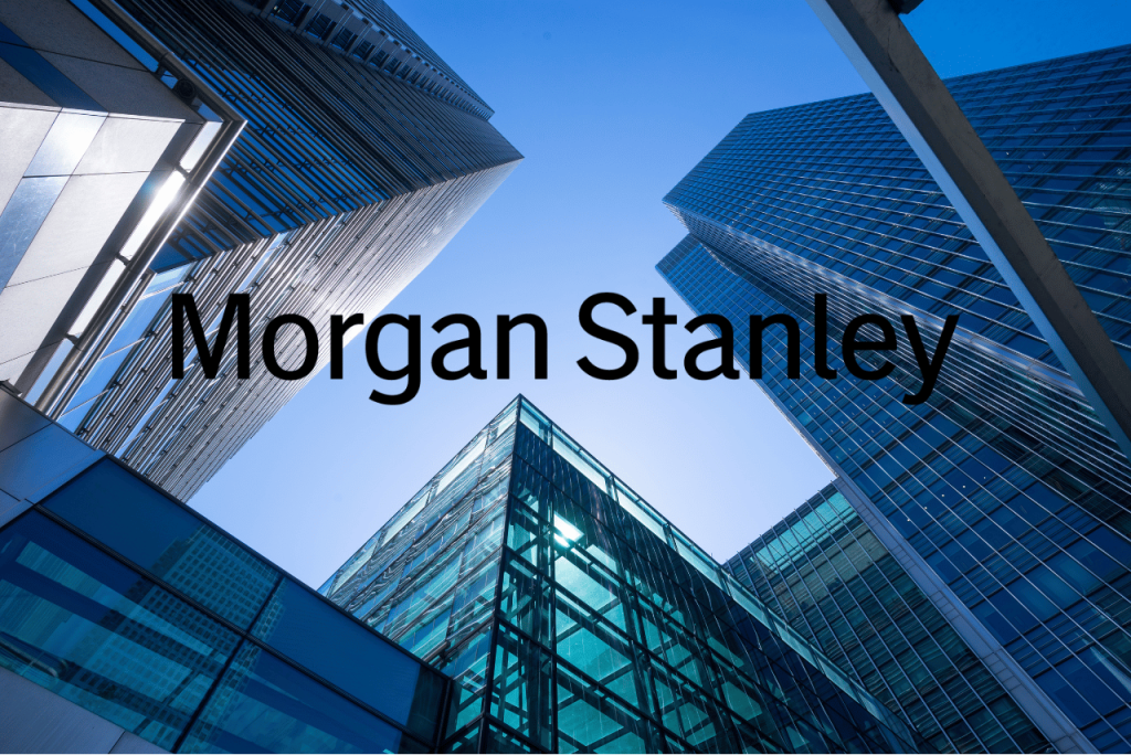 logo do morgan stanley em frente a prédios corporativos