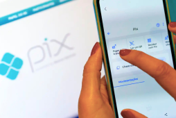mão feminina mexendo no celular no aplicativo do banco fazendo um pix - limite pix noturno