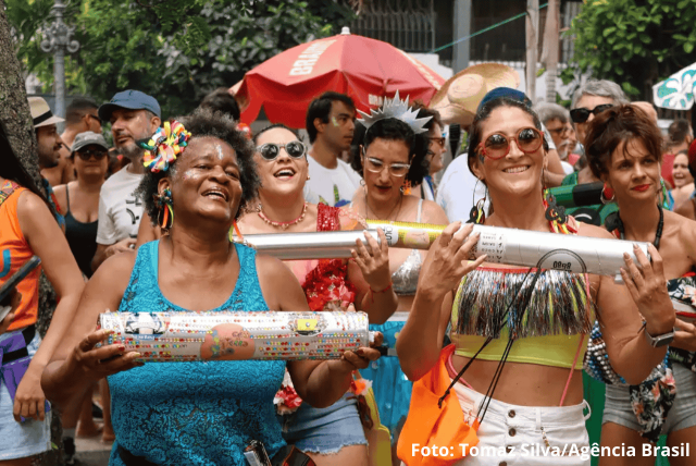 pessoas aproveitando o Carnaval sem dívidas