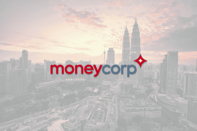 logotipo do Moneycorp Banco de Câmbio com uma cidade ao fundo