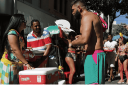 imagem de um ambulante vendendo produtos para representar o que vender no carnaval