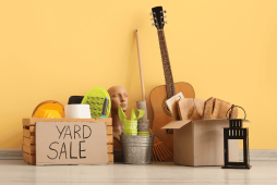 vários produtos no chão para representar os sites de compra e venda de produtos novos e usados