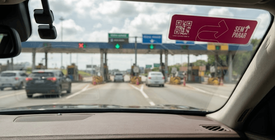carro com a tag sem parar para pedágio instalada no pára-brisas