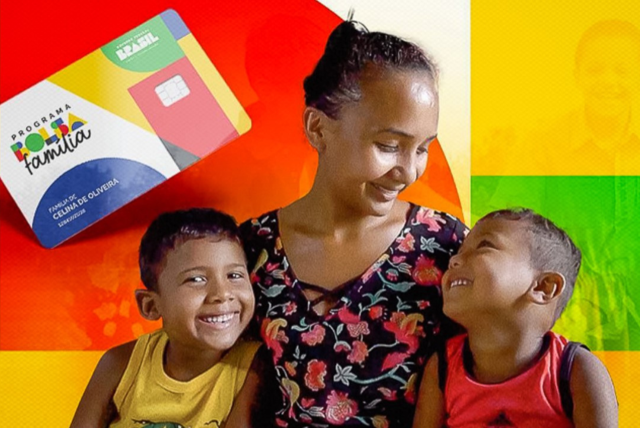 família abraçada em frente a um cartão do bolsa família - como agendar o bolsa família