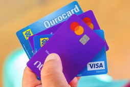 Cartão emprestado: por que tantos brasileiros estão recorrendo a essa solução?