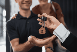 homem recebendo as chaves de casa após encontrar os Melhores bancos para financiamento