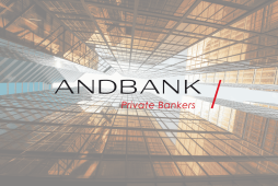 logo banco andbank em frente a prédios