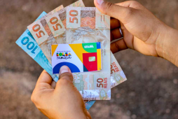 notas de dinheiro e cartão do bolsa família - que horas cai o bolsa família
