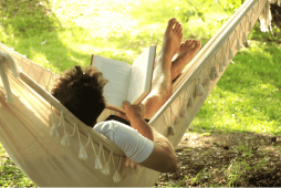 homem deitado em uma rede descansando para representar Como calcular DSR