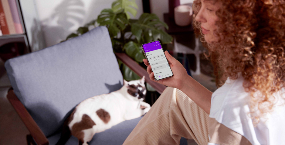 mulher consultando aplicativo nubank no celular - Como fazer TED Nubank