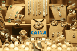 várias joias para representar a Vitrine de joias Caixa