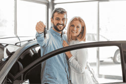 casal adquirindo um carro para representar a carta de crédito contemplada veículos
