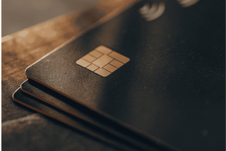 cartões sobre uma mesa para representar como conseguir um cartão de credito com valor alto internacional