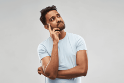 homem com expressão de dúvida tentando entender o que é endereço de cobrança