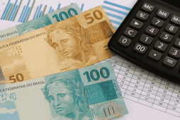dinheiro e material de escritório para representar o salário comercial