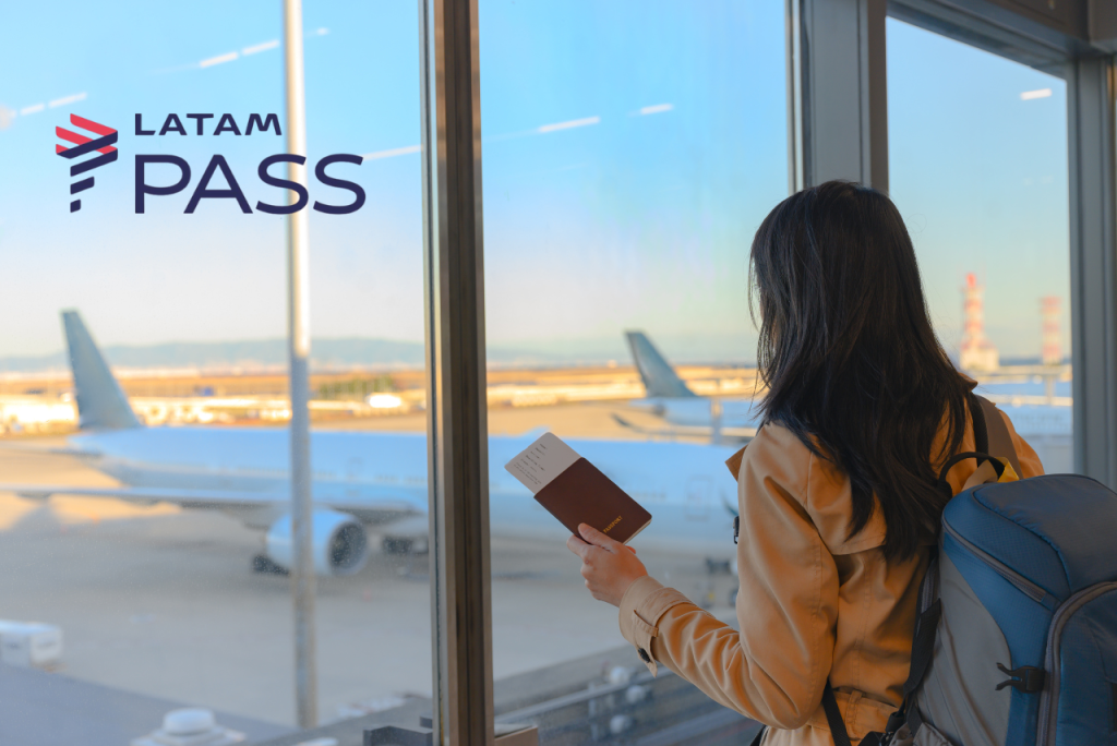 mulher no aeroportor esperando o embarque após COMPRAR PONTOS LATAM PASS