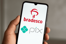 celular na mão de uma pessoa para demonstrar Como cancelar Pix agendado Bradesco