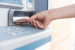 uma pessoa sacando dinheiro em um bancos digitais com saque gratuito