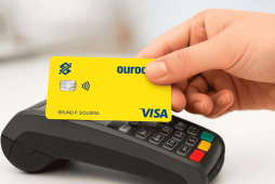 uma pessoa usando um cartão para representar como desbloquear o cartão banco do brasil
