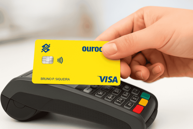 uma pessoa usando um cartão para representar como desbloquear o cartão banco do brasil