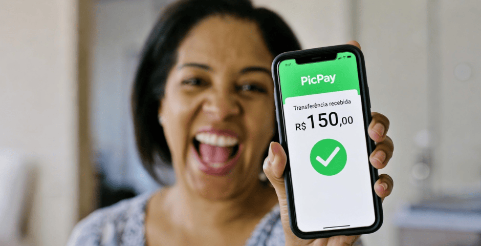 mulher recebendo de jogos que ganham dinheiro no picpay